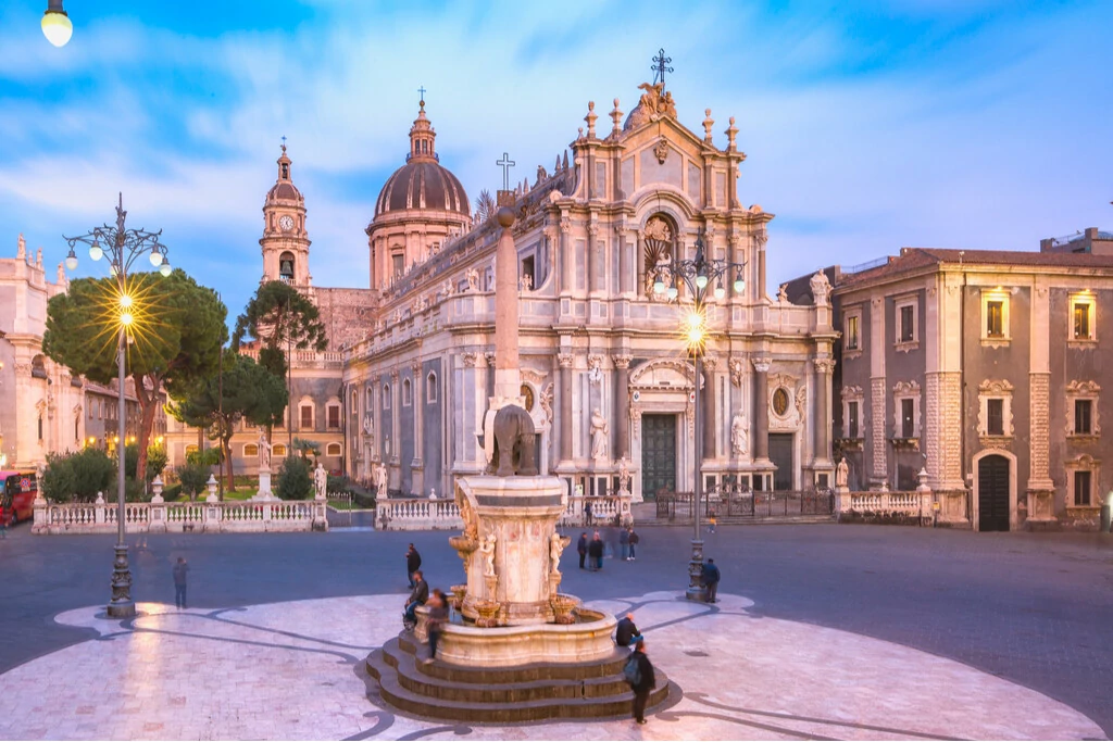 Piazza Duomo a Catania con la Cattedrale di Santa Agata e Liotru