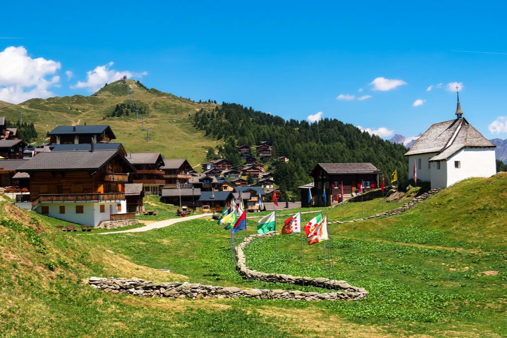piccolo villaggio idilliaco sulle Alpi Svizzere