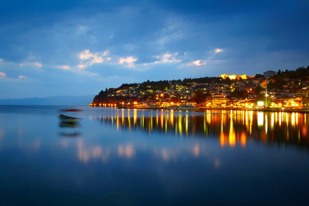 Lago di Ohrid dopo il tramonto
