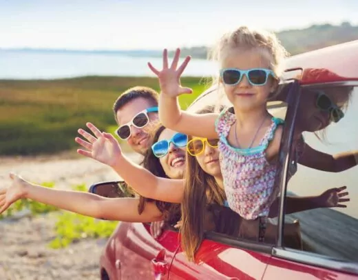 Famiglia in vacanza viaggia in auto