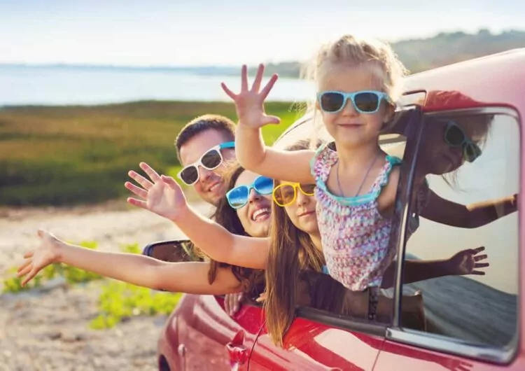 Famiglia in vacanza viaggia in auto