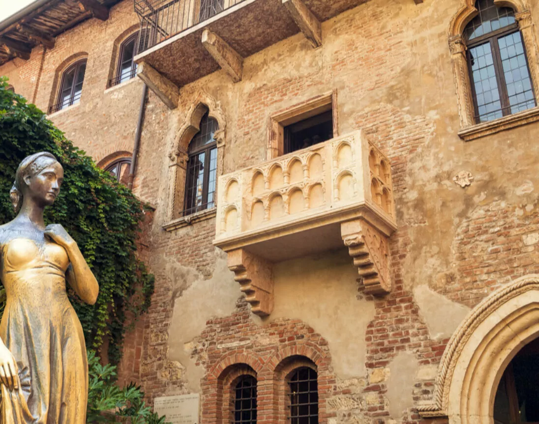 Statua in bronzo di Giulietta e balcone della casa di Giulietta, Verona